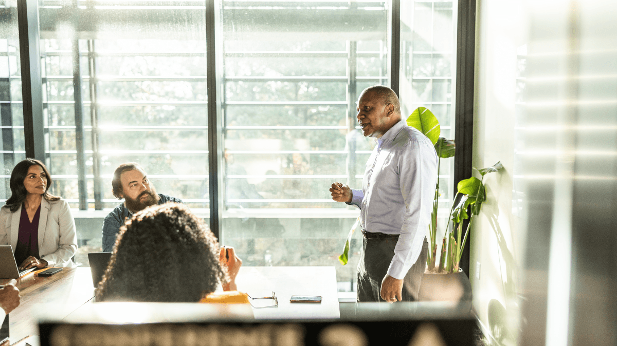 Grupo de profesionales participa en una sesión de coaching colectivo, representando liderazgo colaborativo, inteligencia colectiva y desarrollo del talento.