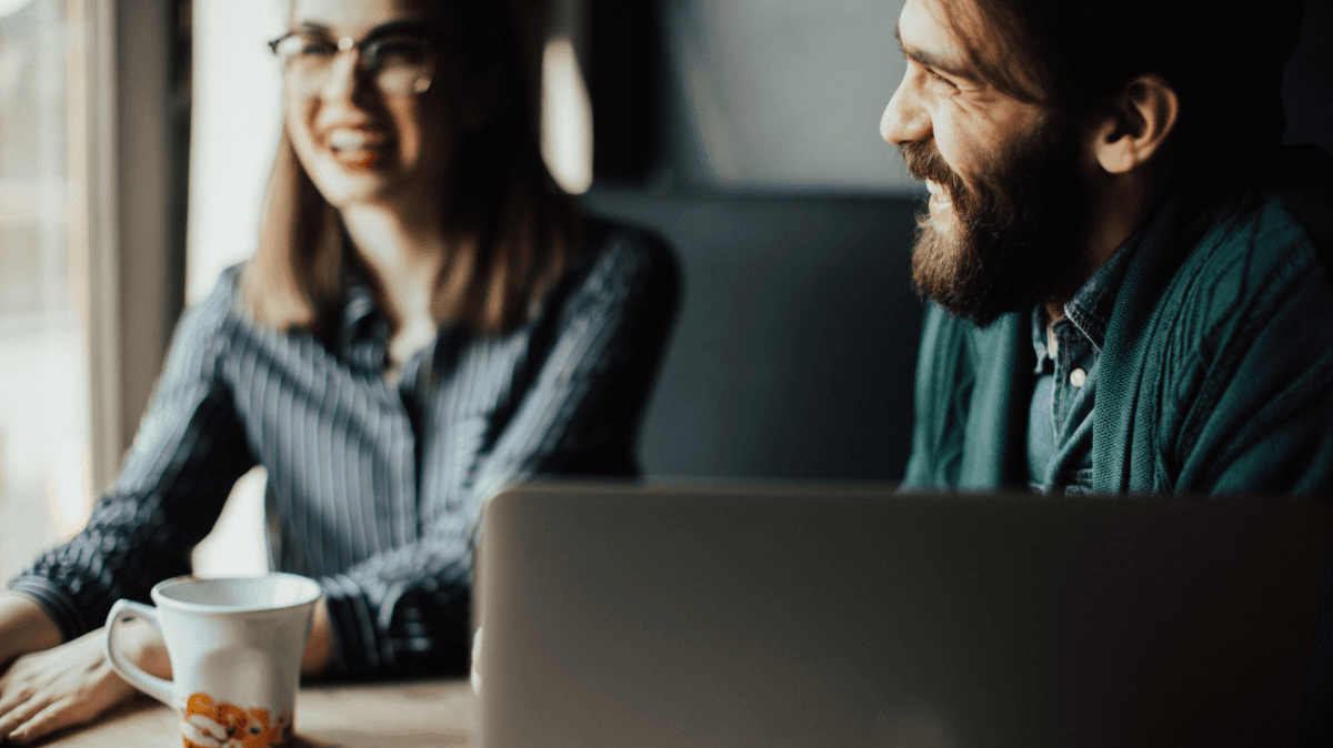 Due professionisti conversano in un contesto di lavoro, rappresentando coaching aziendale, sviluppo manageriale e crescita professionale.