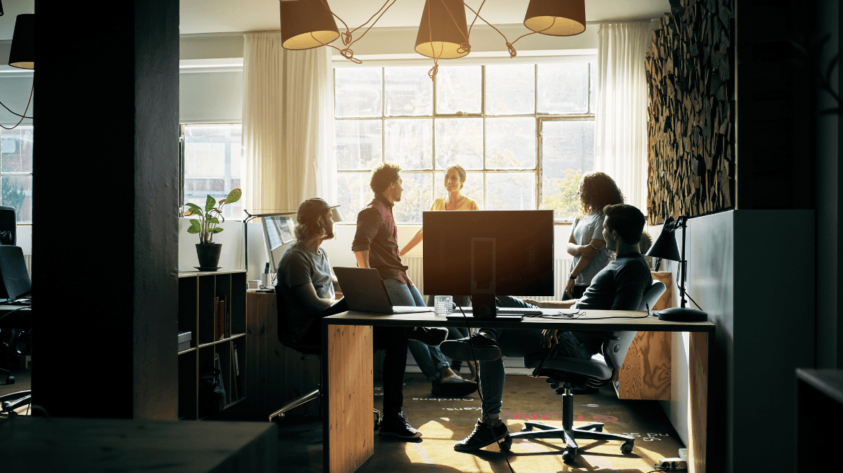 Dei professionisti si confrontano in ufficio, rappresentando il passaggio a un nuovo ruolo manageriale e lo sviluppo delle competenze di leadership.